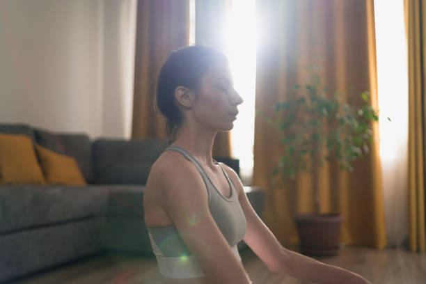 Mujer en un momento de calma y meditación
